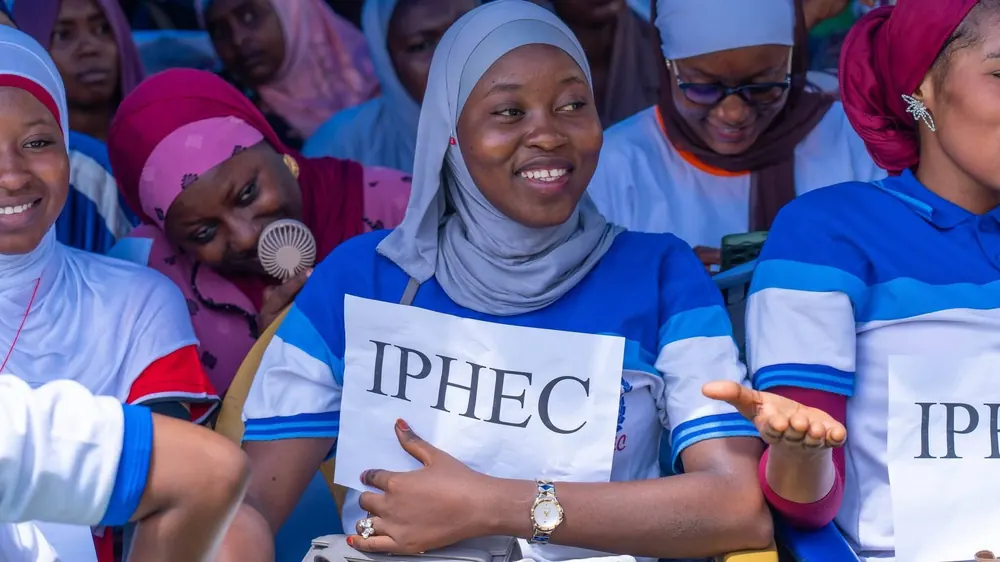Étudiante avec le sigle IPHEC
